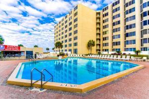 uma grande piscina em frente a um hotel em The Top of the Gulf #818 em Panama City Beach