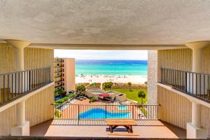 uma varanda com vista para a praia e para o oceano em The Top of the Gulf #818 em Panama City Beach
