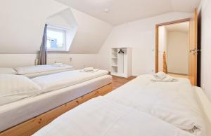 drie bedden in een kamer met een spiegel bij RAJ Living - 2 , 3 and 4 Room Apartments - 25 Min Messe DUS in Duisburg