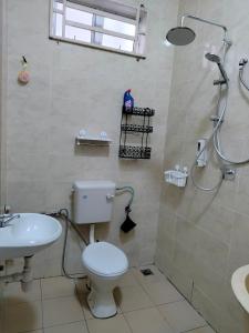 e bagno con servizi igienici, lavandino e doccia. di MyHomestay07 a Kangar