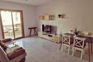 uma sala de estar com um sofá e uma mesa em Piso acogedor muy bien situado en Puerto Mazarrón em Puerto de Mazarrón
