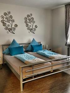 - une chambre avec un grand lit et des oreillers bleus dans l'établissement Rhein - Mosel Quartier 4, à Boppard