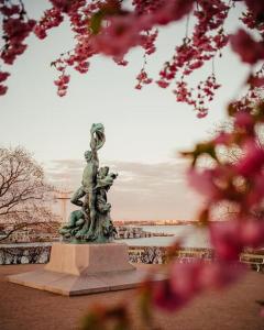 una estatua en un parque con flores rosas en Dainty Central Apartment Helsinki, en Helsinki