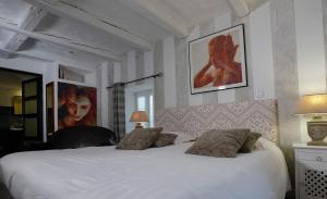 ein Schlafzimmer mit einem großen weißen Bett mit zwei Kissen in der Unterkunft Auberge De La Poulcière in Gérardmer