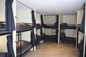 - un ensemble de lits superposés dans une chambre dans l'établissement Gite la découverte petit déjeuner offert, au Puy-en-Velay