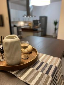 a wooden tray with a cup and bread on a table at Tolle Stadtwohnung mit guter Verkehrsanbindung Von der Goltz 35 in Dortmund