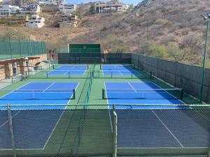 dos pistas de tenis en una pista de tenis en Casa Robyn en Cabo San Lucas