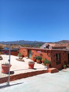 a building with potted plants on the side of it at Casa de los abuelos in Vilaflor