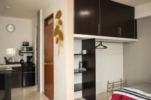 a small room with a kitchen and a bedroom at Departamento Orellana 1 in Chetumal