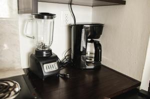 a blender sitting on top of a counter at Departamento Orellana 1 in Chetumal