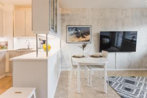 TV a/nebo společenská místnost v ubytování Penthouse with Sauna - King Size Bed - Free WiFi!