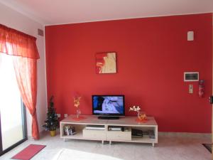 TV a/nebo společenská místnost v ubytování Panoramic Penthouse in Marsascala which enjoys sea and country views