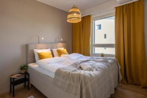een slaapkamer met een groot bed en een raam bij Quality Suite with Sauna - 2 Bedrooms - BRAND NEW 2022 in Rovaniemi
