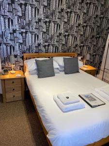 - une chambre avec un lit et un mur d'argent dans l'établissement Willow Dene, à Scarborough