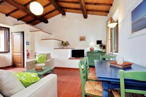 埃爾科萊港的住宿－Agriturismo Pimpinnacolo，客厅配有桌子和沙发