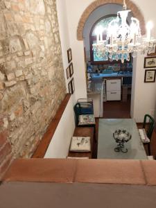 een woonkamer met een stenen muur en een tafel bij Villa di Elisabeth in Marciano Della Chiana