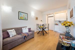 a living room with a couch and a table at Santa Maria Novella - Flo Apartments in Florence