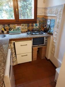 una pequeña cocina con fogones y fregadero en Villa di Elisabeth, en Marciano Della Chiana