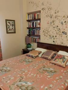 ein Bett mit zwei Kissen darauf in einem Schlafzimmer in der Unterkunft Villa di Elisabeth in Marciano Della Chiana