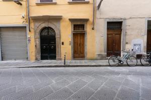 uma bicicleta estacionada numa rua em frente a um edifício em Casa Griselda em Florença