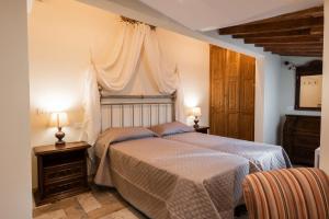 um quarto com uma cama com 2 candeeiros e uma janela em Casa Griselda em Florença