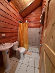 Un baño de Cabañas El Coyote