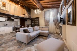 uma sala de estar com um sofá e uma cozinha em Casa Griselda em Florença