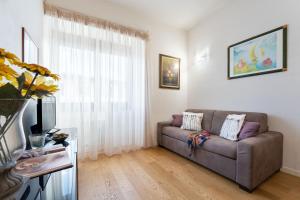 un soggiorno con divano e finestra di Santa Maria Novella - Flo Apartments a Firenze