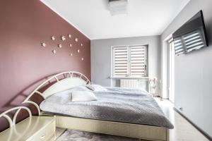 1 dormitorio con 1 cama con mariposas en la pared en Villa House Poznań * SAUNA * en Poznan