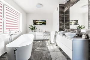 Un baño blanco con dos lavabos y una bañera. en Villa House Poznań * SAUNA *, en Poznan 28 fotos más