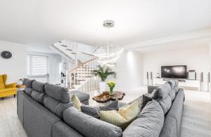 Una sala de estar con un sofá y un televisor. en Villa House Poznań * SAUNA *, en Poznan