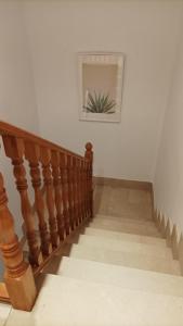 una escalera con una foto de una planta en la pared en Casa Aloe, en Pulpí