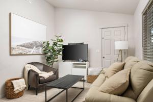 バンクーバーにあるMill Plain Retreatのソファとテレビのあるリビングルーム