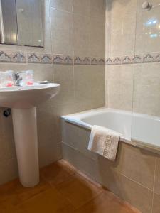 Koupelna v ubytování Hotel Meson Fuente del Pino
