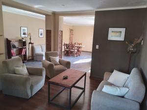 a living room with two couches and a table at Espectacular casa centro laguna para parejas in Chascomús