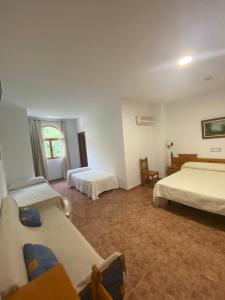 Postel nebo postele na pokoji v ubytování Hotel Meson Fuente del Pino