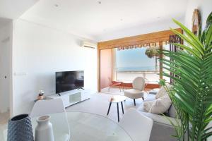 d'un salon avec un mobilier blanc et une vue sur l'océan. dans l'établissement Impresionantes vistas al mar en Torremolinos, à Torremolinos