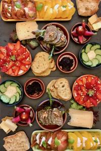 a table topped with lots of different types of food at Fontaine des Magnarelles in Althen-des-Paluds