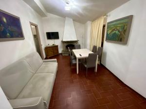 Agriturismo Villa Paradiso Esotico的电视和/或娱乐中心