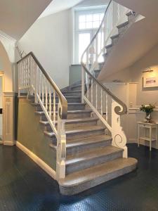 Una escalera en una casa con ventana en Villa Gudrun, en Westerland