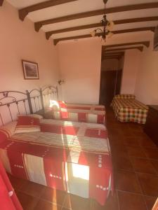 1 dormitorio con 2 camas y techo en Hotel Meson Fuente del Pino, en Olvera