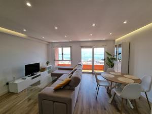 Telewizja i/lub zestaw kina domowego w obiekcie C01A01 Apartamento Moderno con vistas al mar