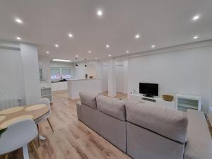 Telewizja i/lub zestaw kina domowego w obiekcie C01A01 Apartamento Moderno con vistas al mar