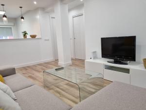 Telewizja i/lub zestaw kina domowego w obiekcie C01A01 Apartamento Moderno con vistas al mar