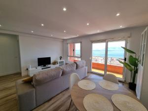 Telewizja i/lub zestaw kina domowego w obiekcie C01A01 Apartamento Moderno con vistas al mar