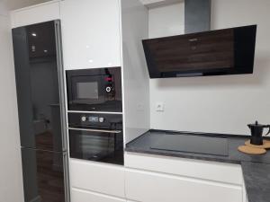 Kuchnia lub aneks kuchenny w obiekcie C01A01 Apartamento Moderno con vistas al mar