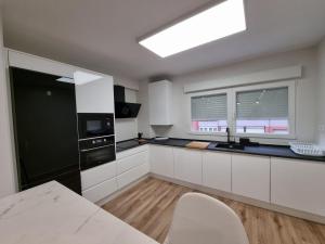 Kuchnia lub aneks kuchenny w obiekcie C01A01 Apartamento Moderno con vistas al mar