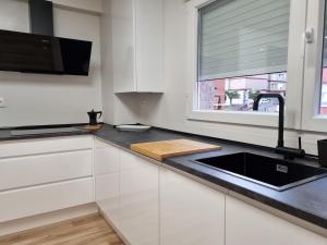 Kuchnia lub aneks kuchenny w obiekcie C01A01 Apartamento Moderno con vistas al mar