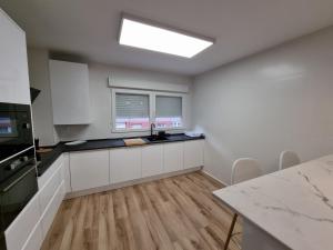 Kuchnia lub aneks kuchenny w obiekcie C01A01 Apartamento Moderno con vistas al mar