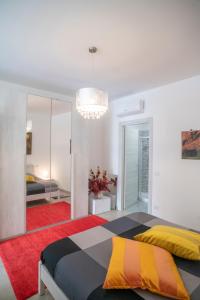 una camera con letto e specchio di DiMora RIccaFrida - Luxury Home - a Prato